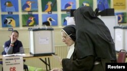 Para suster bersiap untuk memberikan suara mereka dalam referendum soal aborsi di sebuah TPS di Dublin, Irlandia, 25 Mei 2018.