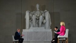 Predsednik Tramp razgovara sa novinarima Foks Njuz, Bretom Bejerom i Martom Mekalum, u virtuelnom razgovoru sa biračim organizovanom kod Linkolnovog spomenika u Vašingtonu, 3. maja 2020.
