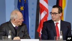 U.S. Treasury Secretary Steven Mnuchin, right, and German Finance Minister Wolfgang Schaeuble address the media during a joint press conference after a meeting in Berlin, March 16, 2017. 