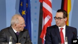 លោក​ Steven Mnuchin រដ្ឋ​មន្រ្តី​ក្រសួង​រតនាគារជាតិ​អាមេរិក (រូប​ស្តាំ) និង​លោក Wolfgang Schaeuble រដ្ឋ​មន្រ្តី​ក្រសួង​ហិរញ្ញវត្ថុ​អាល្លឺម៉ង់ ថ្លែង​នៅ​ក្នុង​សន្និសីទ​កាសែត​រួម​គ្នា​មួយ នៅ​ក្នុង​ក្រុង​បែរឡាំង កាលពី​ថ្ងៃទី១៦ ខែមីនា ឆ្នាំ២០១៧។