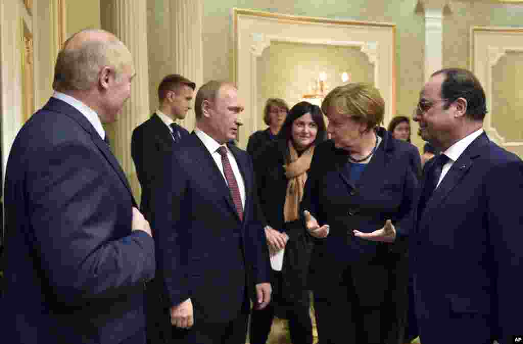 From left, Belarusian President Alexander Lukashenko, Russian President Vladimir Putin, German Chancellor Angela Merkel, French President Francois Hollande talk in Minsk, Belarus, Feb. 11, 2015. 