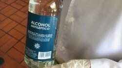 Estos son los botes de alcohol que la empresa Ron Santa Teresa está haciendo para donar.