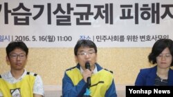 가습기살균제피해자가족모임 강찬호 대표가 16일 서울 '민주사회를 위한 변호사모임' 대회의실에서 열린 가습기살균제피해자 공동소송대리인단의 집단소송 소장 접수 기자회견에서 취재진 질문에 답하고 있다.