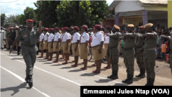 Une parade militaire à Mbanga dans la région du Littoral, le 20 mai 2019. (VOA/Emmanuel Jules Ntap)