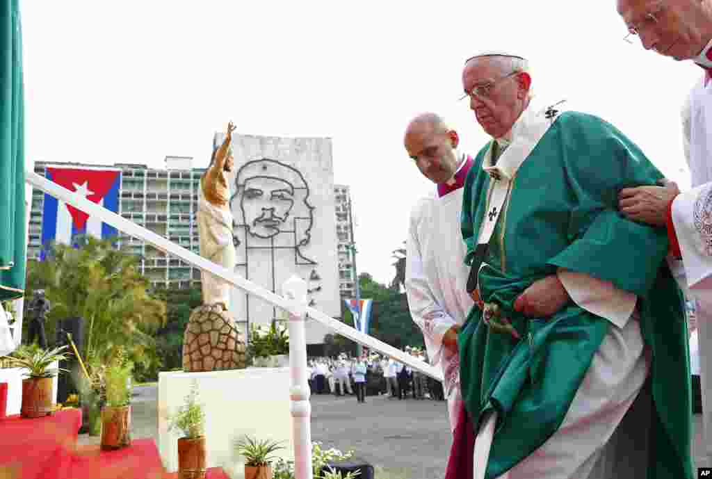 Papa Francis akisaidiwa kupanda kwenye jukwa la kuhubiri alipowasili kwenye Uwanja wa Mapinduizi