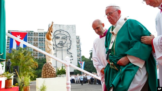 El papa Francisco sube al altar donde ofició la misa en la Plaza de la Revolución de La Habana.