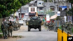Philippine marines walk to the frontline in the continuing assaults to retake control of some areas of Marawi city, May 28, 2017, in southern Philippines