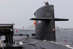 台湾总统蔡英文2017年3月21日在高雄海军基地的一艘潜艇上挥手。