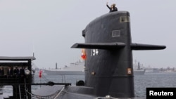 台湾总统蔡英文2017年3月21日在高雄海军基地的一艘潜艇上挥手。