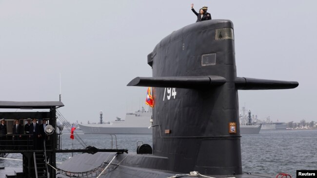 台湾总统蔡英文2017年3月21日在台湾高雄海军基地的一艘潜艇上挥手。