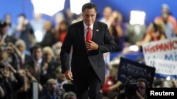 El candidato republicano Mitt Romney entra al escenario de la Convención Nacional Republicana.