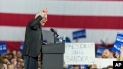 Kandidat calon presiden Partai Demokrat Bernie Sanders dalam kampanye di Madison, Wisconsin (26/3). (AP/Andy Manis)