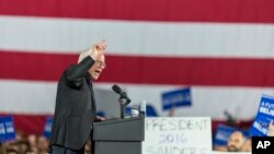 Ứng cử viên tổng thống của đảng Dân chủ Thượng nghị sĩ Bernie Sanders, phát biểu tại một cuộc vận động tranh cử ở Madison, Wisconsin, ngày 26/3/2016.