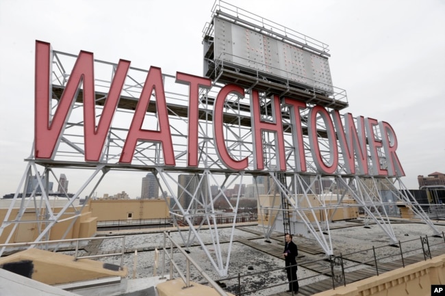ARTIGO - O sinal icónico da Torre de Vigia é visto no telhado de 25-30 Columbia Heights, a sede mundial atual das Testemunhas de Jeová, na cidade de Brooklyn, em Nova Iorque, em 9 de dezembro de 2015.