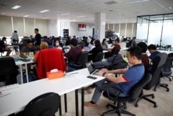 Para karyawan pinjaman online Modalku sedang bekerja di kantor, di Jakarta, 29 Januari 2018. (Foto: Beawiharta/Reuters)