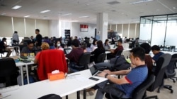 Para karyawan pinjaman online Modalku sedang bekerja di kantor, di Jakarta, 29 Januari 2018. (Foto: Beawiharta/Reuters)