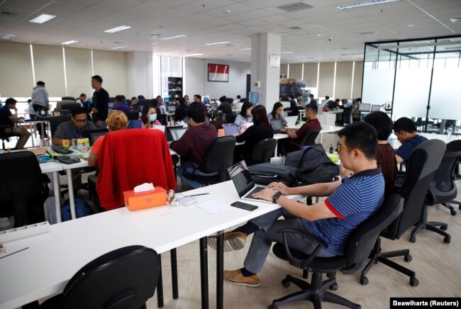 Para karyawan pinjaman online Modalku sedang bekerja di kantor, di Jakarta, 29 Januari 2018. (Foto: Beawiharta/Reuters)