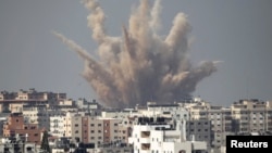Serangan udara Israel di Gaza tahun lalu (foto: dok). Laporan PBB mengatakan bahwa baik Israel maupun Hamas sama-sama melakukan kejahatan perang dalam perang Gaza tahun 2014.