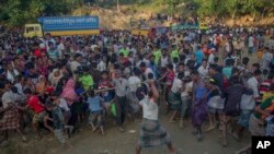 孟加拉国一个难民营在发放援助物资期间发生冲突，一名来自缅甸的罗兴亚难民殴打其他难民 (2017年9月25日)