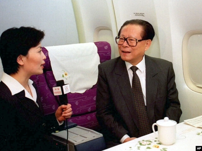 1997年11月4日，中國主席江澤民在訪問美國後回國的飛機上接受央視記者李瑞英的採訪。