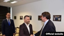 Vršilac dužnosti zamenika pomoćnika državnog sekretara Metju Palmer sa Daliborom Jevtićem, zamenikom premijera Kosova i Igorom Simićem.