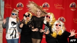 Леди Гага с поклонниками