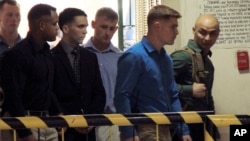 El cabo Joseph Scott Pemberton, tercero desde la izquierda, fue encontrado culpable de asesinar a la transexual filipina, Jennifer Laude, y condenado a 12 años de cárcel.