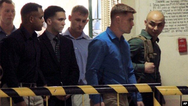 El cabo Joseph Scott Pemberton, tercero desde la izquierda, fue encontrado culpable de asesinar a la transexual filipina, Jennifer Laude, y condenado a 12 años de cárcel.