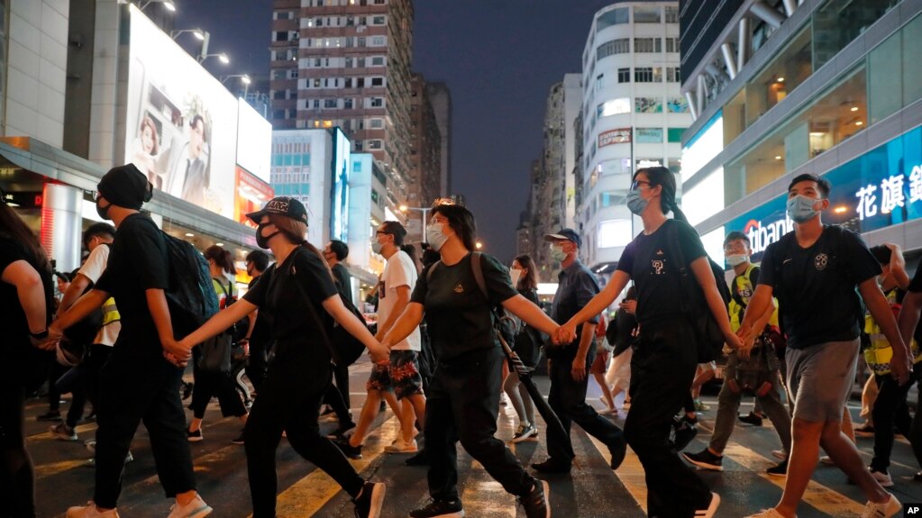香港蒙面示威人士10月5日傍晚手拉手,抗议政府禁蒙面规例实施。