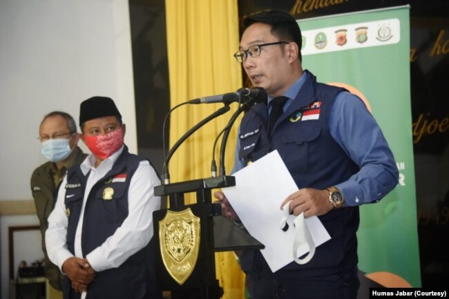 Gubernur Jabar Ridwan Kamil ketika mengumumkan rencana denda dalam konferensi pers di Markas Kodam III/Siliwangi, Kota Bandung, Senin (13/7). (Foto: Courtesy/Humas Jabar)