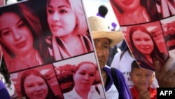 Mujeres marchan durante la conmemoración del Día Internacional para la Eliminación de la Violencia contra la Mujer, en San Salvador, El Salvador. [Foto de archivo]