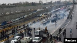 د بخښنې نړیوال سازمان وايي د ایران پولیسو څه باندې ۱۰۰۰ مظاهره کوونکي نیولي دي