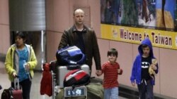 شهروندان آمریکایی که ژاپن را ترک کردند، در فرودگاهی در شمال تایوان - ۱۸ مارس ۲۰۱۱