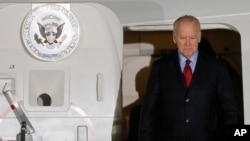 Wapres AS Joe Biden saat tiba di bandara Borispol di luar ibukota Kyiv, Ukraina Senin pagi (7/12).