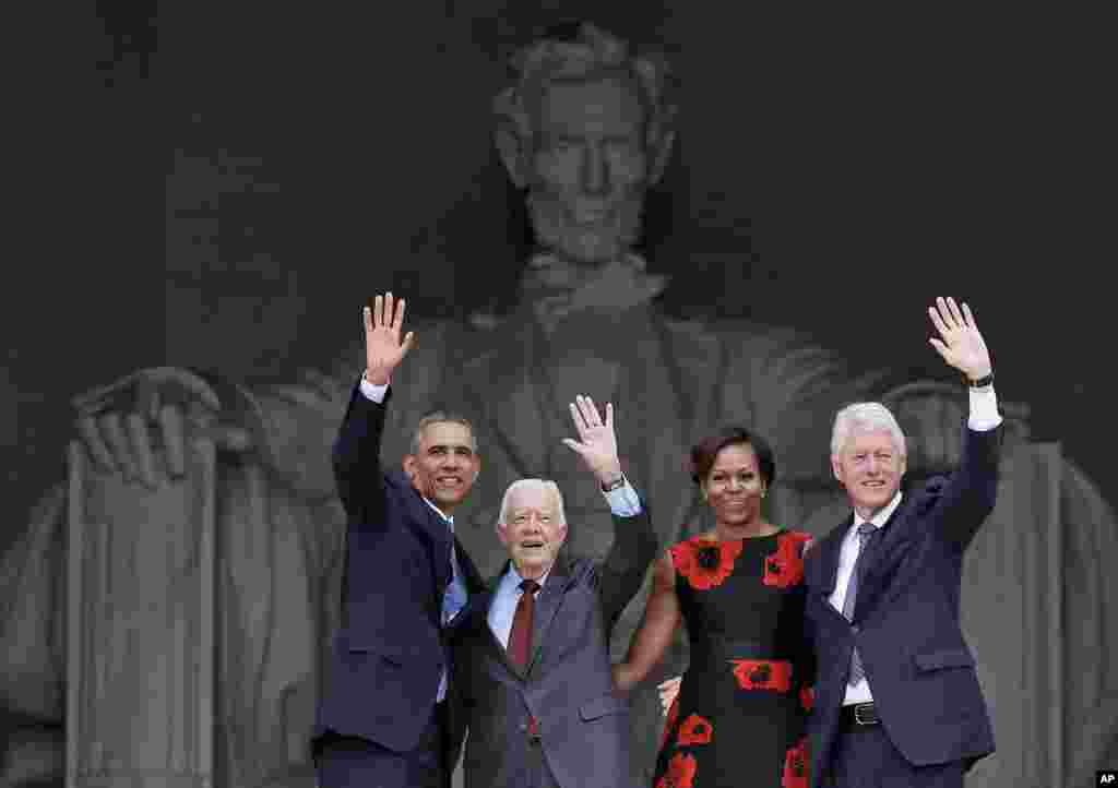 Agosto. El presidente Obama y su esposa junto a los expresidentes Jimmy Carter y Bill Clinton, en el monumento a Lincoln.