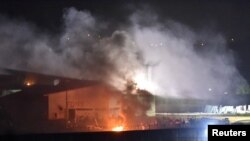 Narapidana tampak dalam gambar setelah membakar kasur selama huru-hara di LP Alacacuz di kota Natal, negara bagian Rio Grande de Norte, Brazil tanggal 17 Januari 2017 (foto: REUTERS/Josemar Goncalves)