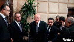 黎巴嫩總理塔馬姆‧薩拉姆（中間）2014年2月15日在總統府內活動的照片