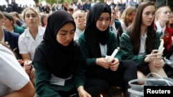 Para pelajar dan mahasiswa Selandia Baru berkumpul untuk mengenang korban penembakan di luar Masjid Al Noor, Christchurch, Selandia Baru (18/3).