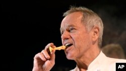 وولفگنگ پوک، سر آشپز معروف آمریکایی اتریشی تبار برای شام «مهمانی هیئت مدیره» آماده است