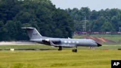 Sebuah pesawat membawa pasien yang tertular virus Ebola mendarat di Pangkalan Udara Dobbins di Marietta., Ga., Sabtu, 2 Agustus 2014. Pejabat di Emory University Hospital di Atlanta menanti seorang warga Amerika yang tertular virus Ebola untuk dirawat hari ini.