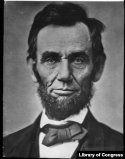 Presiden Abraham Lincoln berpose untuk fotografer Washington, Alexander Gardner pada Februari 1865.