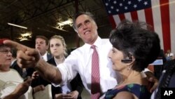 Republican presidential candidate Mitt Romney, greets supporters after speaking at a campaign event , Nevada, May 29, 2012. 共和党总统参选人罗姆尼2012年5月29日在内华达州拉斯维加斯的‘萨默斯家具店’举行的一次竞选活动中迎接支持者。