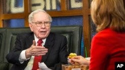 El presidente y director general del conglomerado Berkshire Hathaway dice que lo único de lo que no hablará en el almuerzo es de su próxima inversión.