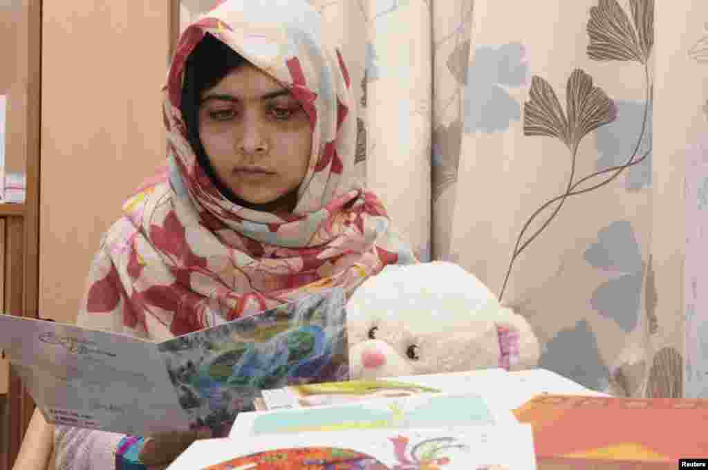 ملالہ اسپتال میں دنیا بھر سے موصول ہونے&nbsp;والے نیک&nbsp;تمناؤں کے پیغامات پڑھ رہی ہیں۔