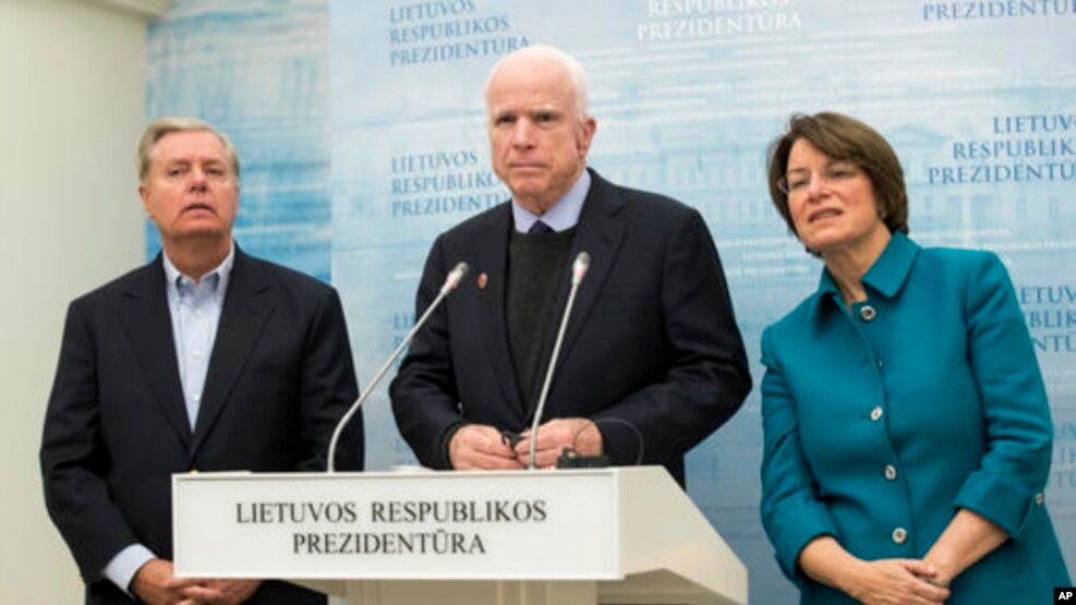 ABŞ senatorları Con Makkeyn, Lindsi Qraham və Emi Klobuçar