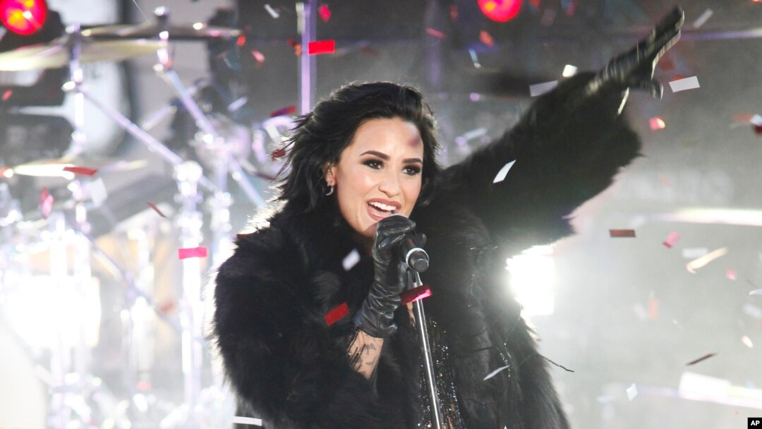 Penyanyi Demi Lovato tampil dalam perayaan tahun baru di Times Square, Kamis malam (31/12).
