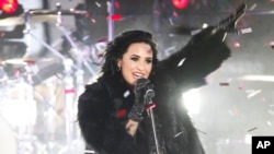 Penyanyi Demi Lovato tampil dalam perayaan tahun baru di Times Square, Kamis malam (31/12).