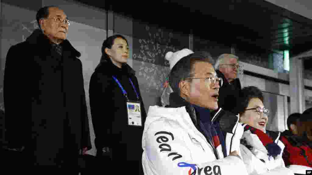 Shugaban Korea ta Kudu Moon Jae-in, tsaye tare da&nbsp; matarsa Kim Jung-sook yayin da ake rera taken kasar, a bikin bude wasan Olympics a Pyeongchang, 9, ga watan Fabrairu, 2018.