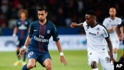 Javier Pastore du PSG, à gauche, avec Georges Mandjeck de Metz lors du match de football de la Ligue française entre le PSG et Metz au stade Parc des Princes à Paris, France, 21 août 2016. 