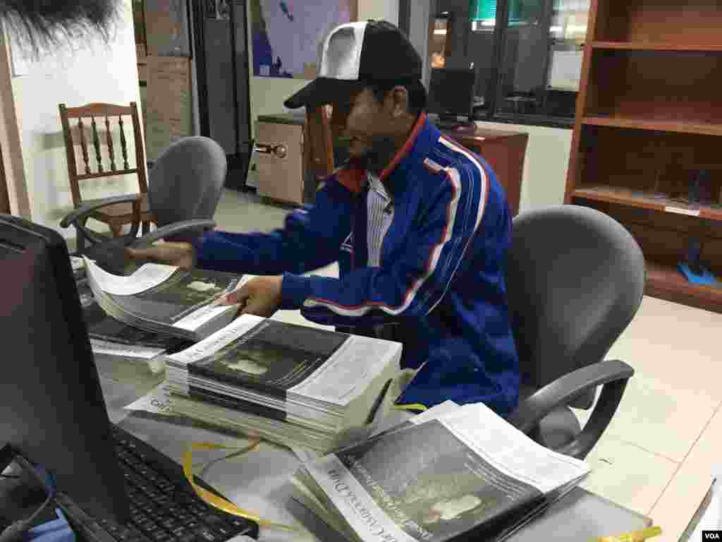 បុគ្គលិកចែកចាយកាសែត The Cambodia Daily កំពុងរៀបចំព្រឹត្តិបត្រចុងក្រោយបង្អស់ រាជធានីភ្នំពេញ នៅថ្ងៃទី៤ ខែកញ្ញា ឆ្នាំ២០១៧។ កាសែតជាភាសាអង់គ្លេស The Cambodia Daily បានសម្រេចបិទទ្វារចាប់ពីចន្ទ ទី៤ ខែកញ្ញានេះតទៅ បន្ទាប់ពីប្រតិបត្តិការបោះពុម្ភផ្សាយអស់រយៈពេល ២៤ឆ្នាំនិង១៥ថ្ងៃ តាំងពីឆ្នាំ១៩៩៣មក។ (ខាន់ សុគុំមនោ/VOA)